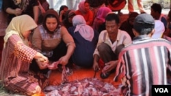 Suasana pemotongan hewan kurban di pengungsian warga Syiah Sampang, rumah susun Puspa Agro, Sidoarjo, Jawa Timur, 15 Oktober 2013 (VOA/Petrus Riski)