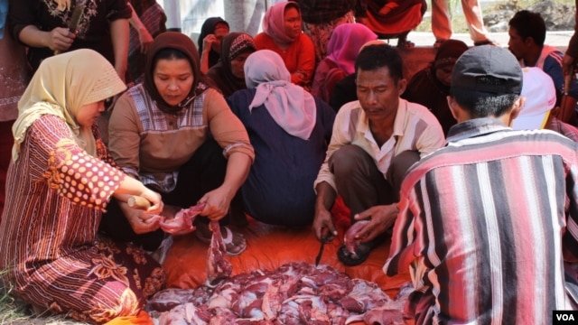 Suasana pemotongan hewan kurban di pengungsian warga Syiah Sampang, rumah susun Puspa Agro, Sidoarjo, Jawa Timur, 15 Oktober 2013 (VOA/Petrus Riski)