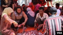 Suasana pemotongan hewan kurban di pengungsian warga Syiah Sampang, rumah susun Puspa Agro, Sidoarjo, Jawa Timur (15/10). (VOA/Petrus Riski)