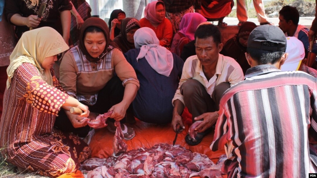 Suasana pemotongan hewan kurban di pengungsian warga Syiah Sampang, rumah susun Puspa Agro, Sidoarjo, Jawa Timur, 15 Oktober 2013 (VOA/Petrus Riski)