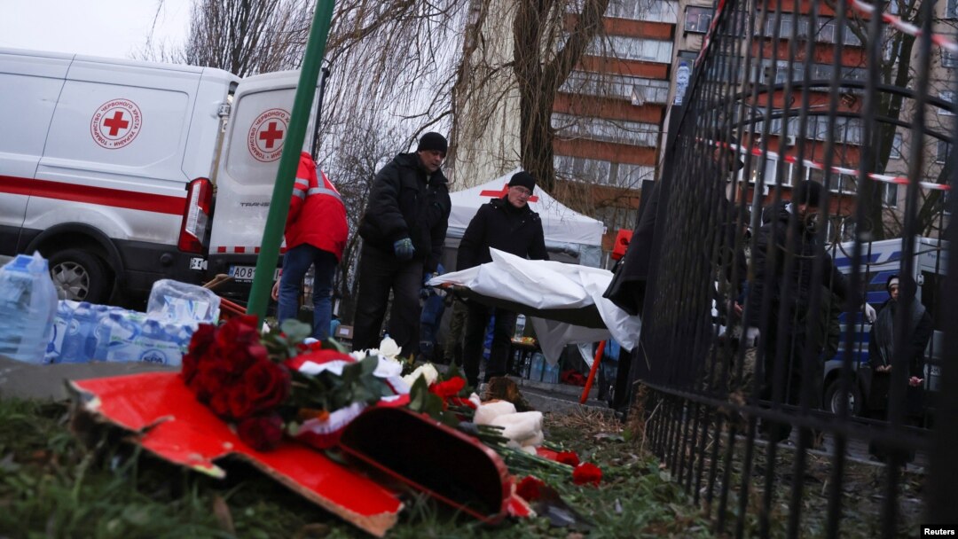 Ekipe hitne pomoći prenose tela žrtava blizu mesta gde se srušio helikopter (Foto: REUTERS/Nacho Doce)