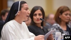 Diana Momeka, biarawati Katolik di Mosul, Irak memberikan keterangan di depan Komisi Hubungan Luar Negeri Kongres AS, hari Rabu di gedung Capitol, Rabu (13/5).