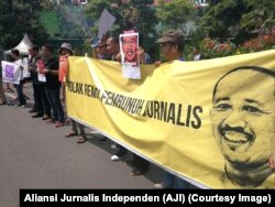 Poster jurnalis yang terbunuh saat menjalankan tugas, Prabangsa, serta tuntutan pencabutan remisi oleh Presiden digelar jurnalis dari AJI se-Jawa Timur, Surabaya, 9 Februari 2019. (Foto: Aliansi Jurnalis Indonesia)