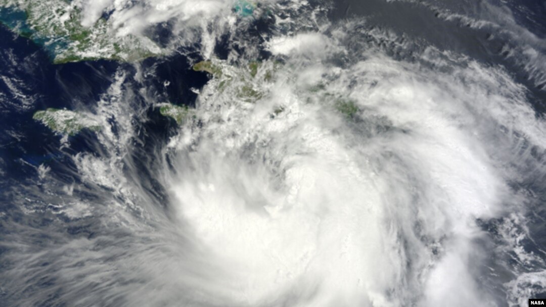 Ảnh do vệ tinh Tera của NASA chụp: Bão Isaac di chuyển về hướng đông trong vùng biển Caribé, 15:20 UTC ngày 24/8/2012.