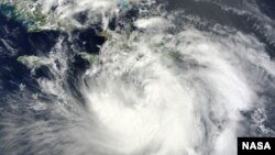 Ảnh do vệ tinh Tera của NASA chụp: Bão Isaac di chuyển về hướng đông trong vùng biển Caribé, 15:20 UTC ngày 24/8/2012.