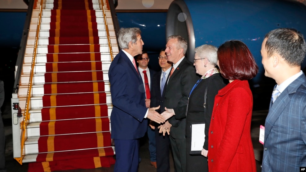 Đại sứ Hoa Kỳ tại Việt Nam Ted Osius chào đón Ngoại trưởng Hoa Kỳ John Kerry tại sân bay Nội Bài, Hà Nội, ngày 12 tháng 01 năm 2017.