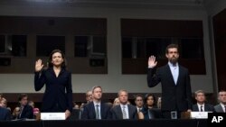 Facebook şirkətinin əməliyyatlar şöbəsinin direktoru Şeril Sandberq (solda) və Twitter şirkətinin icraçı direktoru Cek Dorsi Senatın Kəşfiyyat komitəsində dinləmələrdən öncə and içir, 5 sentyabr, 2018.