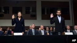 Sheryl Sandberg et Jack Dorsey prêtent serment avant de déposer devant la commission sénatoriale, Capitol Hill, Washington, le 5 septembre 2018