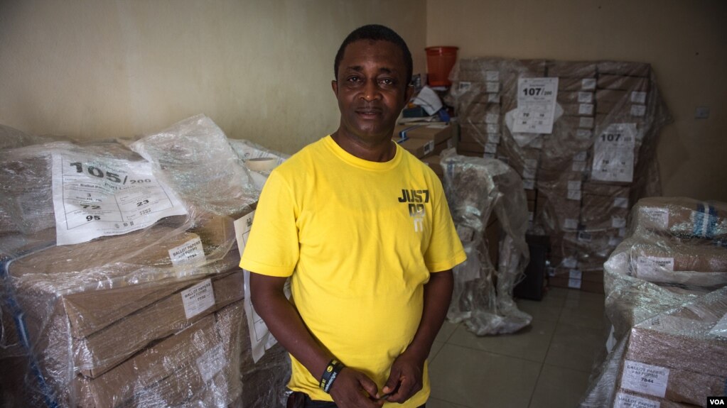 Andrew Raka, agent électoral devant un lot de bulletins de vote à Port Loko, Sierra Leone, le 06 mars 2018. (J. Patinkin / VOA)