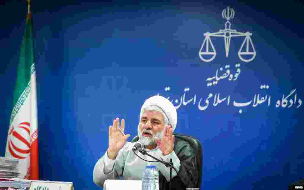از معدود عکس های منتشر شده از یک قاضی به نام مقیسه در ایران. خیلی از فعالان مدنی در سالهای اخیر با حکم او زندانی شده اند.