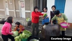 북한이 유네스코에 제출한 ‘김치 담그기’ 사진. 사진 출처 = 유네스코(UNESCO) 웹사이트.