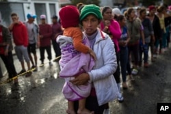 Imigrantes que fazem parte da caravana de centro-americanos que se dirige aos EUA