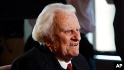 ພາບຂອງທ່ານ ບິລລີ ແກຣມ (Billy Graham) ນັກ​ສອນ
ສາສະໜາ​ຄຣິດ ອາຍຸ 92 ປີ, ໃຫ້ສຳພາດ ທີ່ສຳນັກງານໃຫຍ່ ສະມາຄົມ ສອນສາສະໜາ ທີ່ນະຄອນ Charlotte, ລັດ Carolina ​ເໜືອ, 20 ທັນວາ 2010.