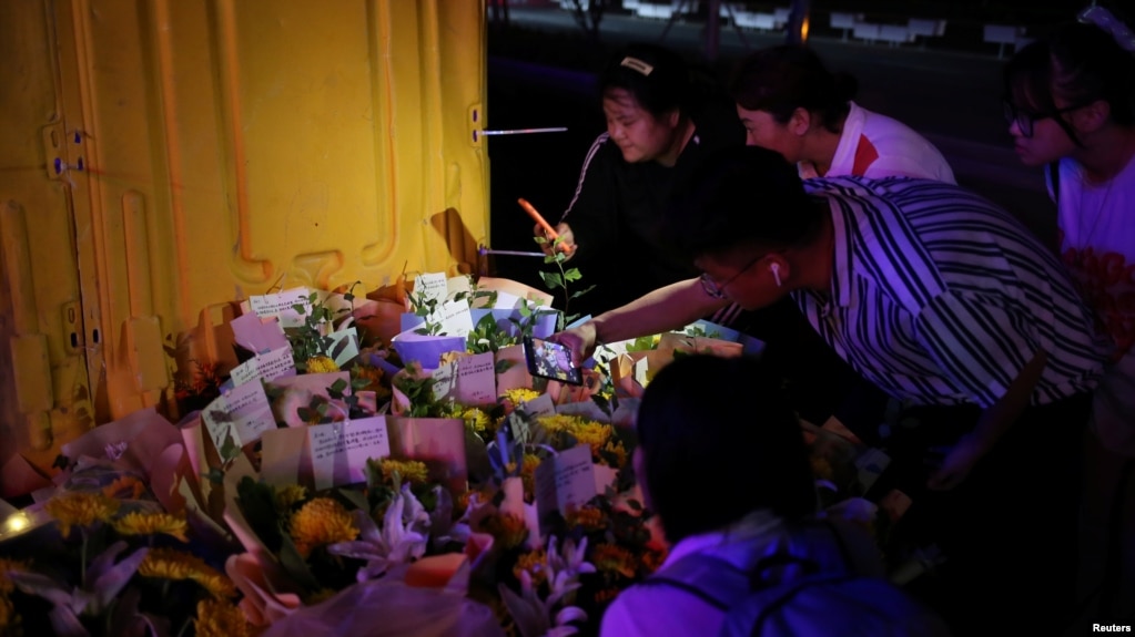 河南郑州市民在地铁5号线站台前给洪灾死难者献花并用手机拍摄下来。（2021年7月26日）(photo:VOA)