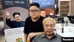 To Gia Huy, 9 tahun, dan Le Phuc Hai, 66 tahun, berpose setelah rambut mereka dipangkas dengan gaya pemimpin Korea Utara Kim Jong Un dan Presiden Donald Trump di sebuah salon di Hanoi, Vietnam, 19 Februari 2019.
