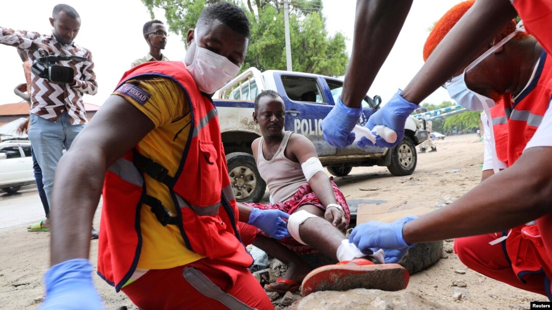 Petugas medis merawat seorang korban luka-luka dalam pemboman di Mogadishu, Somalia, Selasa (17/11). 