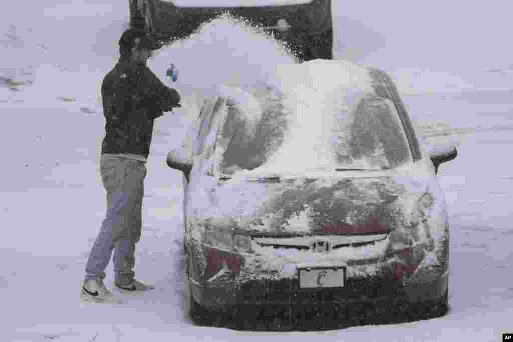 Una persona quita la nieve de un automóvil durante una tormenta invernal, el 5 de enero de 2025, en Cincinnati, Ohio.