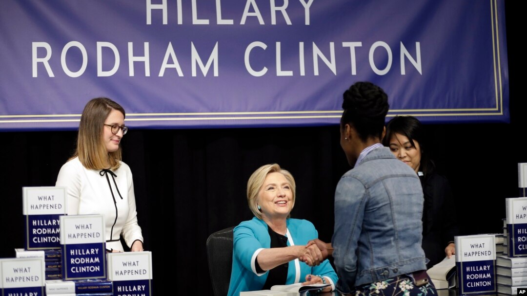 Hillary Clinton pada acara peluncuran buku barunya, "What Happened", di toko buku Barnes & Noble di New York, Selasa (12/9). 
