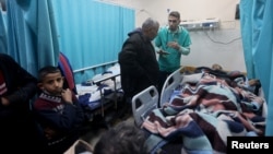 ARCHIVO - Un hombre palestino herido en un ataque israelí es atendido en el hospital Nasser de Khan Younis, el 12 de enero de 2024.