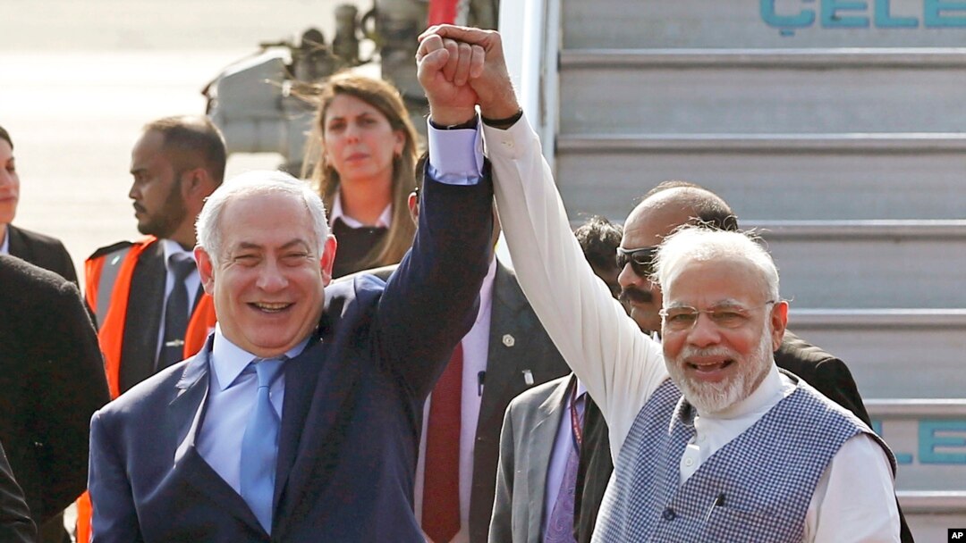 Perdana Menteri Israel Benjamin Netanyahu, kiri, disambut oleh Perdana Menteri India Narendra Modi, kanan, ketika tiba di bandara Palam di New Delhi, Minggu, 14 Januari 2018.