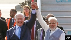 Perdana Menteri Israel Benjamin Netanyahu, kiri, disambut oleh Perdana Menteri India Narendra Modi, kanan, ketika tiba di bandara Palam di New Delhi, Minggu, 14 Januari 2018.