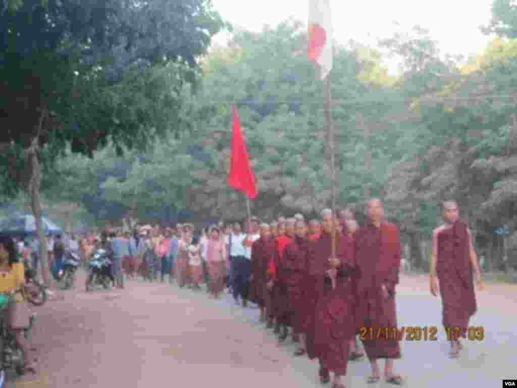 2012年11月21日，缅甸僧俗民众在望濑（Monywa）游行示威，反对一座由中国支持的铜矿。