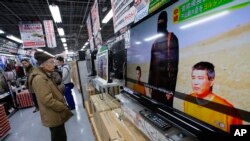Vídeo dos dois japoneses raptados pelo Estado Islâmico exibido num grande ecrã numa loja em Tóquio