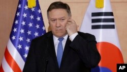 Državni sekretar SAD Majk Pompeo sluša pitanja tokom zajedničke konferencije za novinare sa južnokorejskom ministarkom inostranih poslova Kang Kjung-Vaom i japanskim ministrom inostranih poslova Tarom Konoom, posle njihovog sastanka u Ministarstvu spoljnih poslova u Seulu