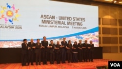在马来西亚首都吉隆坡举行的东盟-美国部长级会议上，各国官员握手致意。