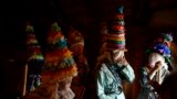 از عکس های روز | شرکت کنندگان در یک کارناوال قدیمی در روستایی در شمال اسپانیا؛ این کارناوال یک سنت باستانی است که نبرد بین نیروهای خیر و شر در آن نمایش داده می شود.