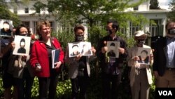 수잔 숄티 북한자유연합 의장과 회원들이 30일 워싱턴의 한국대사관을 방문하고, 문재인 대통령에게 중국에 억류중인 탈북민들의 한국행을 지원해 줄 것을 촉구하는 서한을 전달했다.