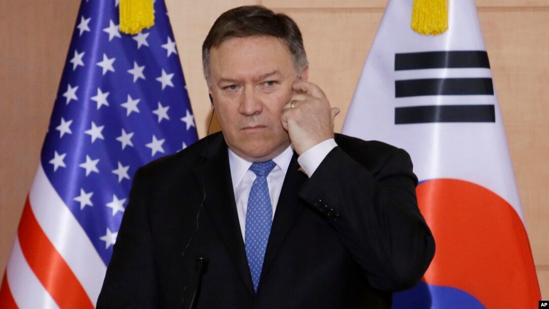 Državni sekretar SAD, Majk Pompeo, sluša pitanja tokom zajedničke konferencije za štampu sa južnokorejskom ministarkom inostranih poslova Kang Kjung-Waom i japanskim ministrom inostranih poslova Taroom Konoom, nakon njihovog sastanka u Ministarstvu spoljnih poslova u Seulu, Južna Koreja, 14. juna 2018.