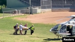 Раненого Салмана Рушди грузят в вертолет, 12 августа 2022 г. (фото предоставлено TWITTER @HoratioGates3 /via REUTERS) 