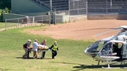 Раненого Салмана Рушди грузят в вертолет, 12 августа 2022 г. (фото предоставлено TWITTER @HoratioGates3 /via REUTERS) 