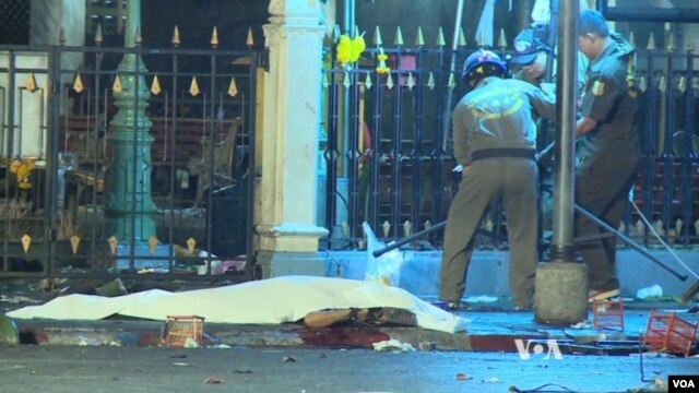 Un policía investiga la escena de la explosión en el centro de Bangkok, Tailandia, el lunes, 17 de agosto de 2015.