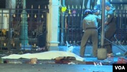 Un policía investiga la escena de la explosión en el centro de Bangkok, Tailandia, el lunes, 17 de agosto de 2015.
