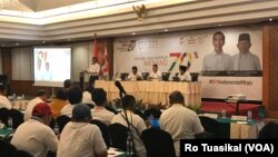 Setidaknya seratus relawan dan tim kampanye Jokowi-Maruf dalam pembukaan workshop nasional di Jakarta, Jumat (8/12) siang. (Foto: VOA/Rio Tuasikal)