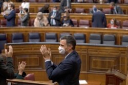 Spanish Prime Minister Pedro Sanchez applauds after a no-confidence motion against the government at parliament in Madrid, Spain, Oct. 22, 2020. (Reuters)