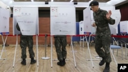 한국 대통령선거 사전투표가 시작된 4일 서울의 한 투표소에서 군인들이 투표하고 있다.