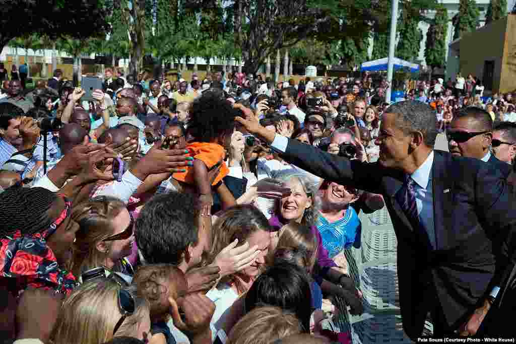 Le président touche les cheveux d'une petite fille à l'ambassade américaine de Dar es Salaam, en Tanzanie, le 2 juillet 2013.
