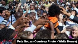 Une foule à Dar es Salaam, en Tanzanie, le 2 juillet 2013.