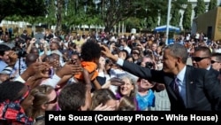 Le président touche les cheveux d'une petite fille à l'ambassade américaine de Dar es Salaam, en Tanzanie, le 2 juillet 2013.