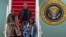 President Barack Obama ditemani ibu negara Michelle Obama dan putri mereka, Sasha, turun dari pesawat Kepresidenan Air Force One setibanya di Pangkalan Angkatan Udara Andrews, Maryland, 2 Januari 2017. (AP Photo/Jose Luis Magana)
