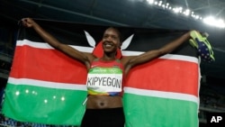 Faith Chepngetich Kipyegon célébrant sa médaille d'or, Rio de Janeiro, Brésil, le 16 août 2016. (AP Photo/Matt Slocum) 