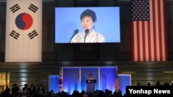 박근혜 한국 대통령이 7일 오후 미국 워싱턴 스미스소니언 박물관에서 열린 미한동맹 60주년 기념만찬에서 만찬사를 하고 있다.