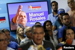 An image of former Venezuelan presidential candidate Manuel Rosales is displayed on a television screen in Caracas, Oct.16, 2015.