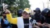 Pemimpin protes Parit "Penguin" Chiwarak mengenakan kostum karakter bebek berwarna kuning, yang telah menjadi simbol perlawanan yang lucu selama unjuk rasa anti-pemerintah di Bangkok, Thailand, saat memberikan keterangan kepada media, Rabu, 25 November 2020.