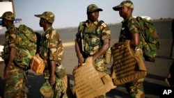 Des soldats de la force régionale attendent à l'aéroport de Bamako avant leur déploiement, 17 janvier 2013. (AP Photo/Jerome Delay)