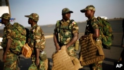 Des soldats togolais arrivent à l'aéroport de Bamako jeudi 17 janvier 2013 afin de combattre les insurgés djihadistes qui contrôlent le nord du Mali et arracher cette partie du pays aux groupes liés à Al-Qaïda. (Photo AP / Jerome Delay)