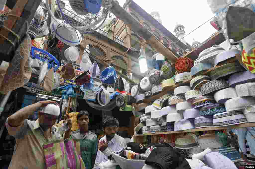 بازار گرم کلاه فروشان قبل از فرارسیدن عید فطر در شهر کلکتۀ هند.